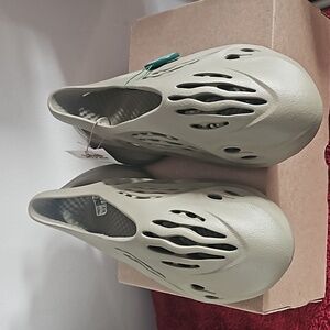 Yezzy Foam Runners Stone Salt Men's Sz 8 BNIB